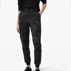Lululemon High-Rise Jogger Full length - Black Camo, size 6